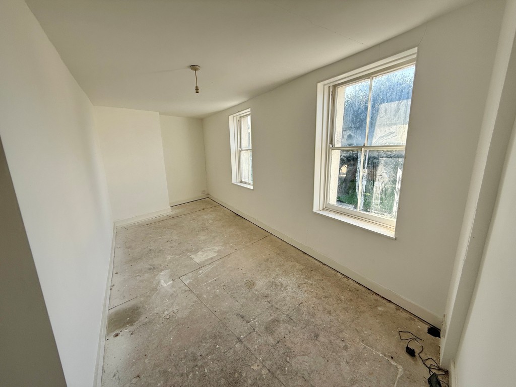 Lot: 109 - SIX-BEDROOM HOUSE FOR IMPROVEMENT - Bedroom two